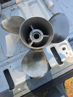 48-88440-19 Mercury Stainless Prop 19p 48-88440 Small Nick In Blade Ck Pictures